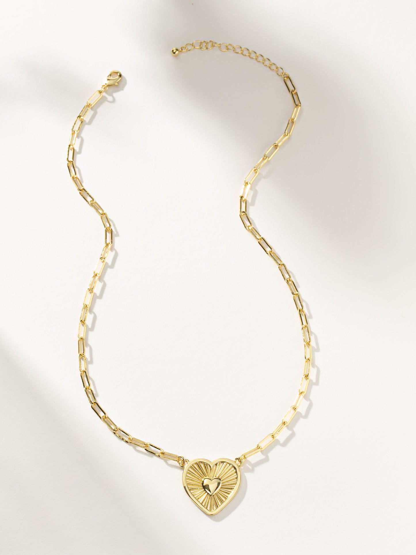 Collar de corazón radiante