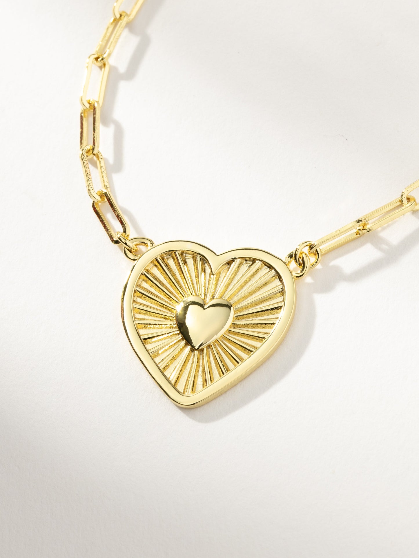 Collar de corazón radiante