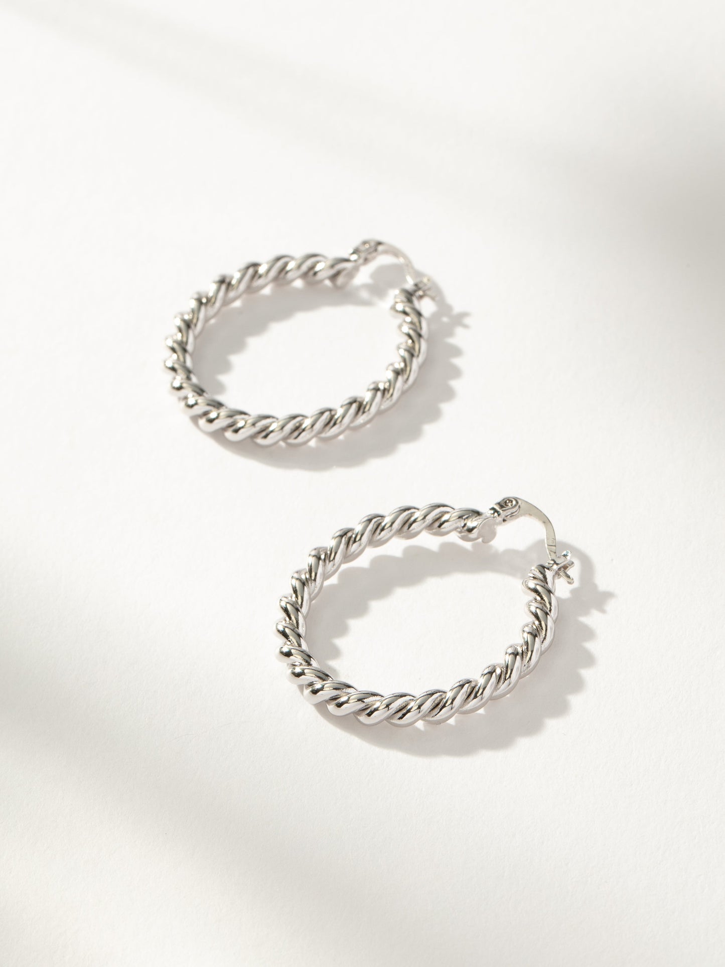 Pendientes de aro con cuerda torcida