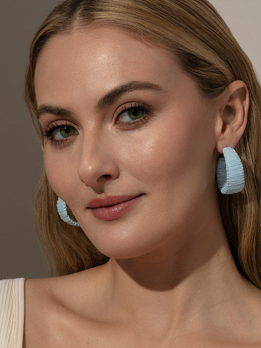 Pendientes de aro de rafia tejida