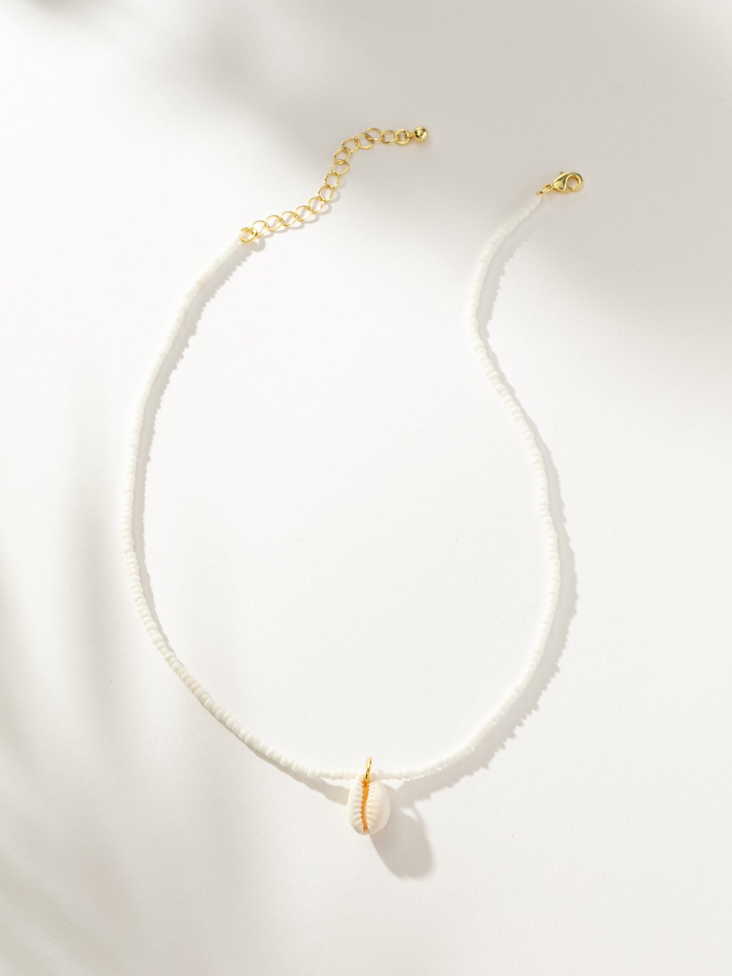 Collar de concha de puka con cuentas