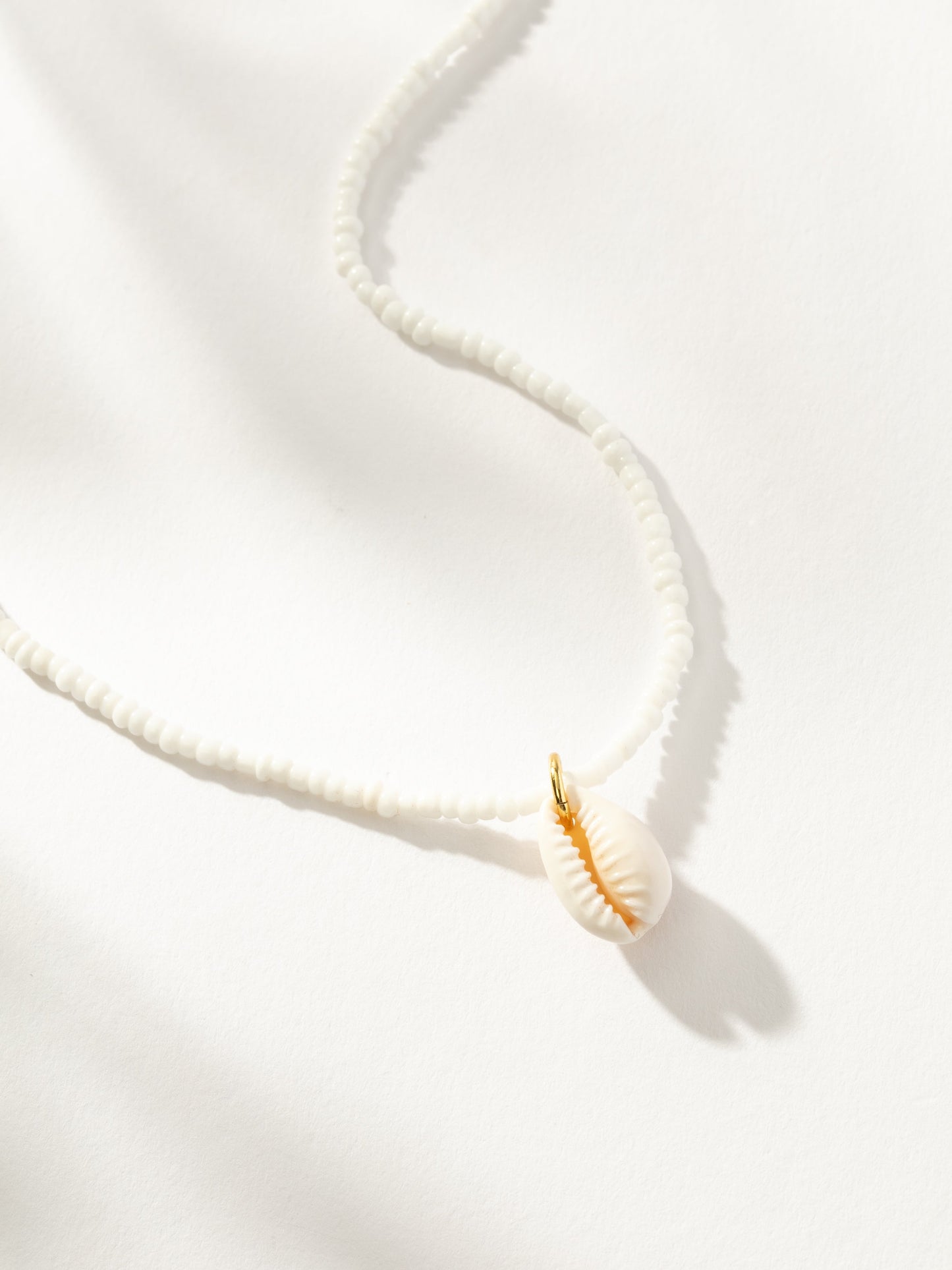 Collar de concha de puka con cuentas