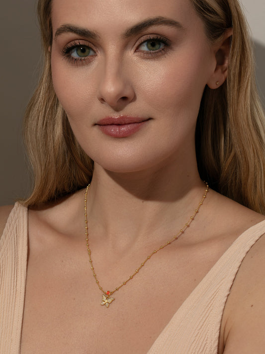 Collar con colgante de jardín de mariposas