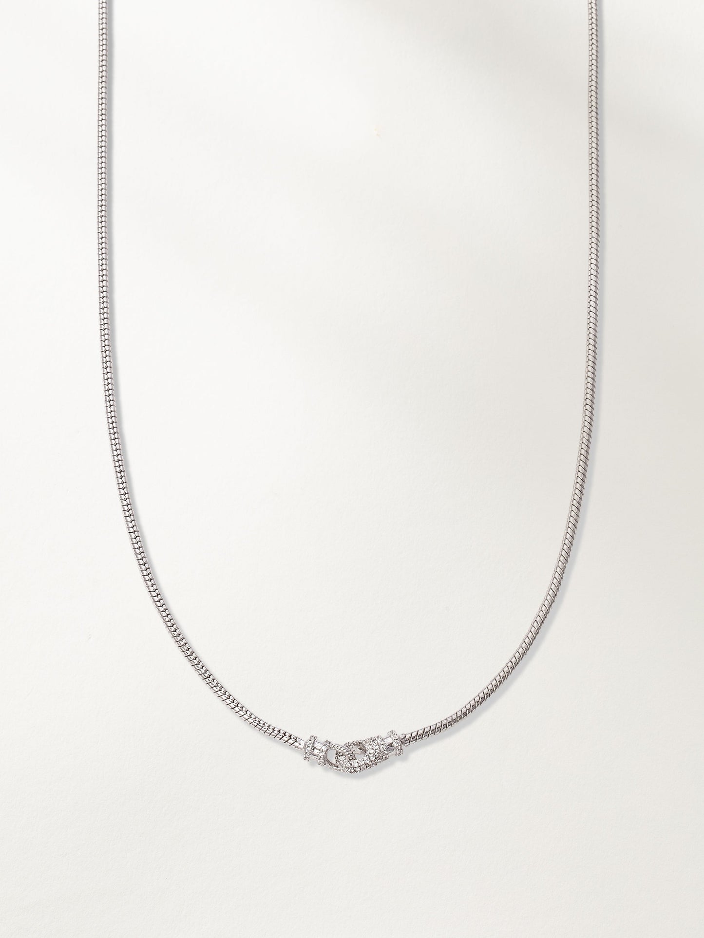 Collar de cadena de serpiente encerrado