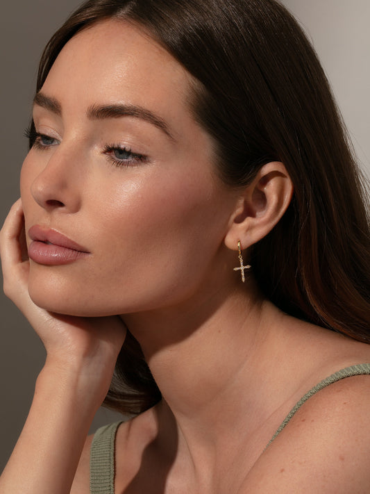 Pendientes Huggie con cruz cristalizada