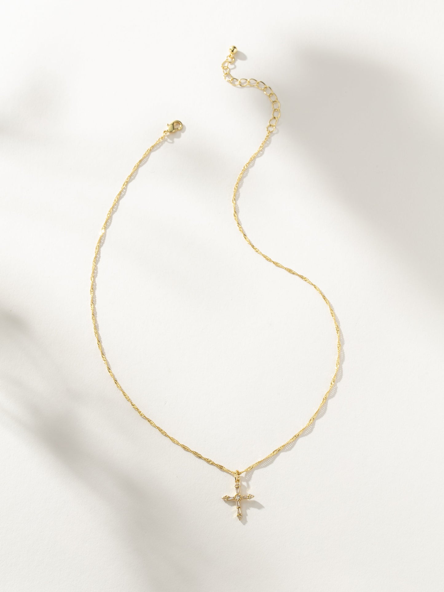 Collar con colgante de cruz cristalizada