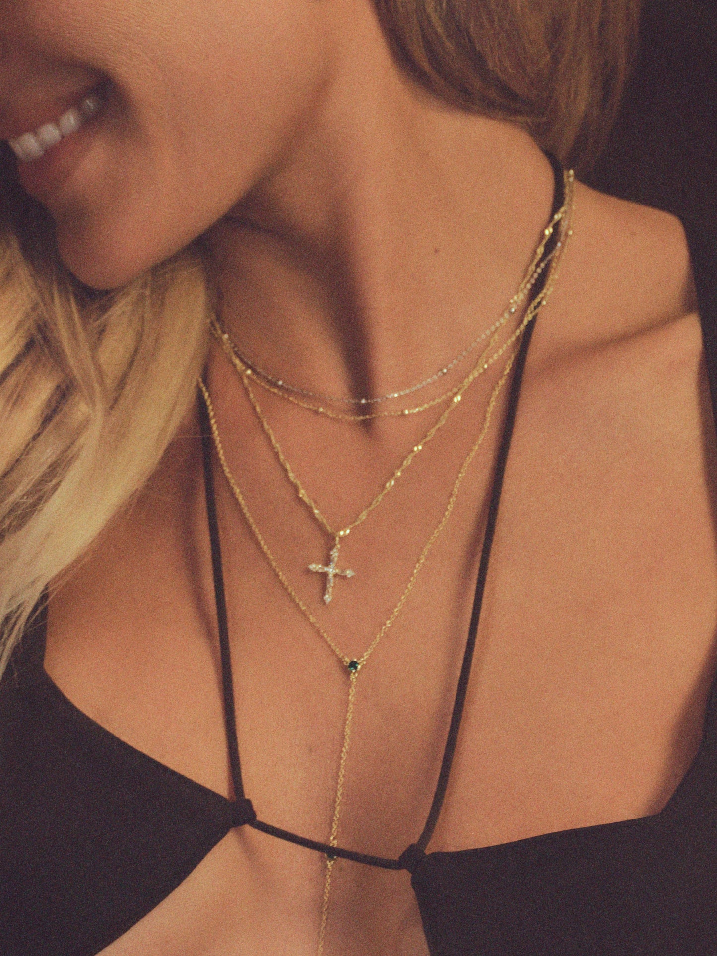 Collar con colgante de cruz cristalizada