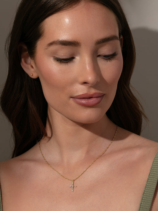 Collar con colgante de cruz cristalizada