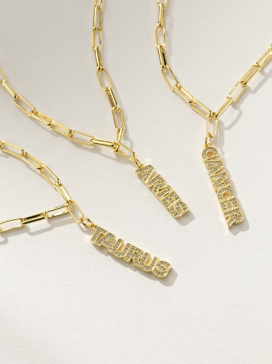 Collar con colgante de placa con el nombre del zodíaco