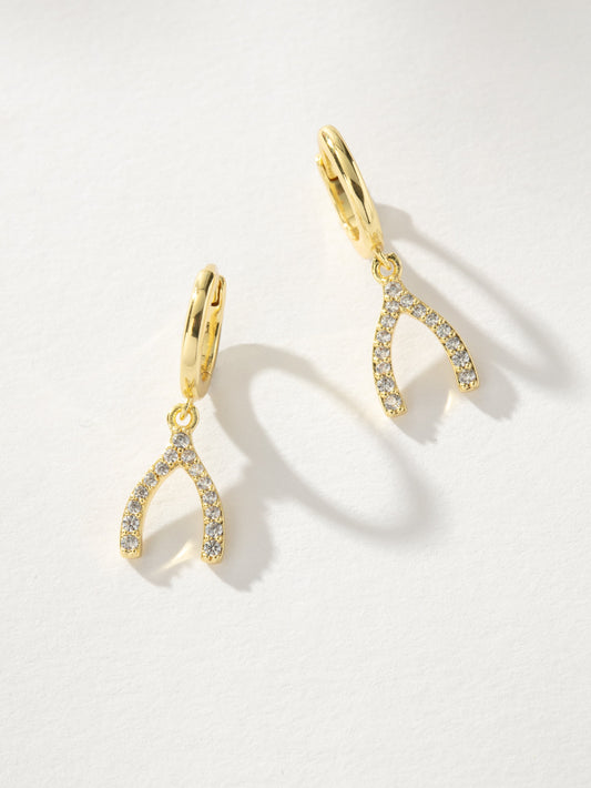 Pendientes Huggie con forma de hueso de la suerte y pavé