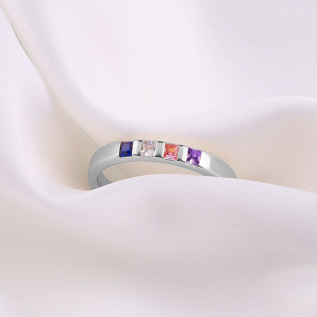 Anillo con piedra de nacimiento de corte princesa