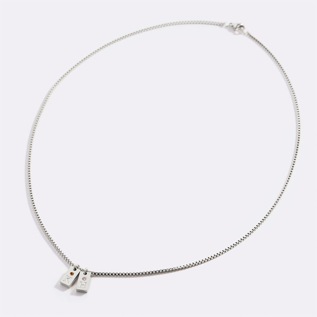 Delicado collar con placa inicial pavé