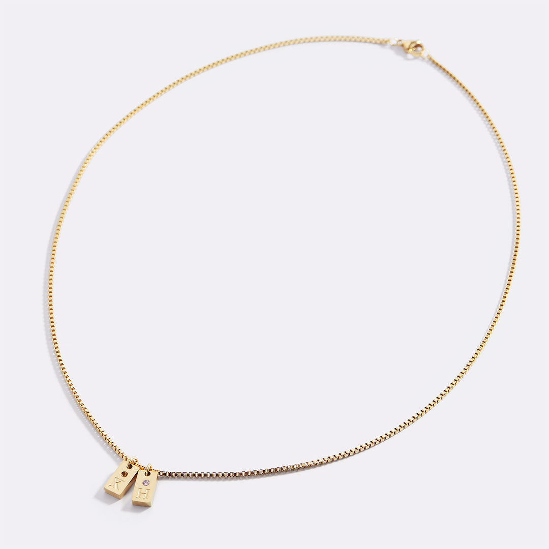 Delicado collar con placa inicial pavé