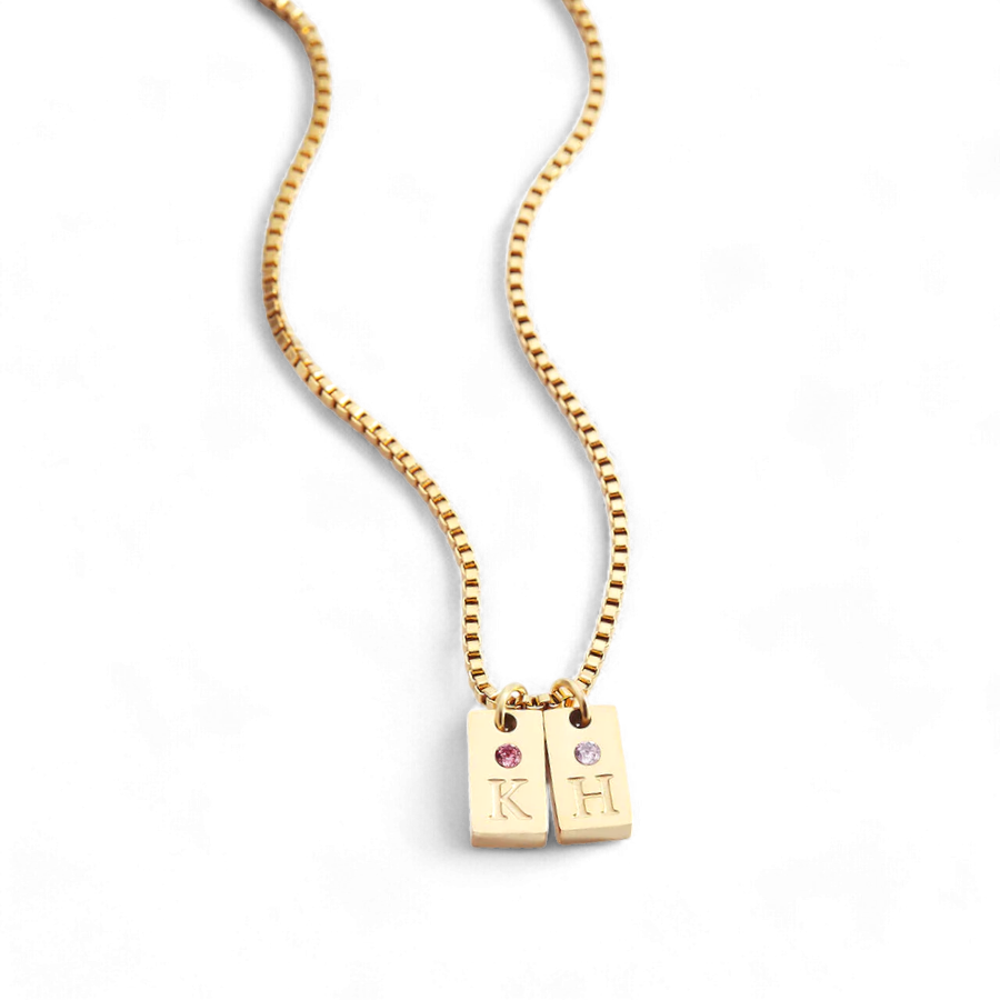 Delicado collar con placa inicial pavé
