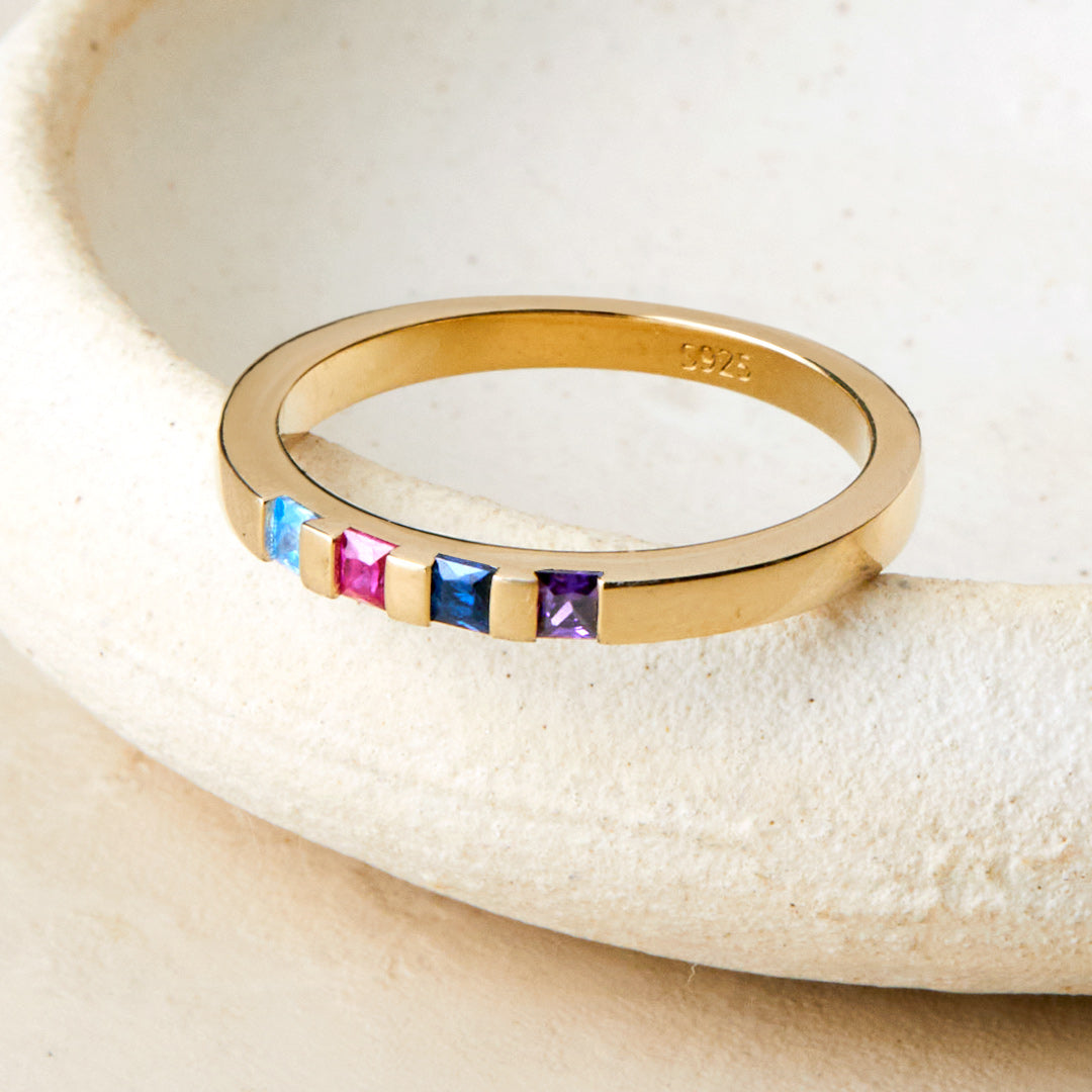 Anillo con piedra de nacimiento de corte princesa