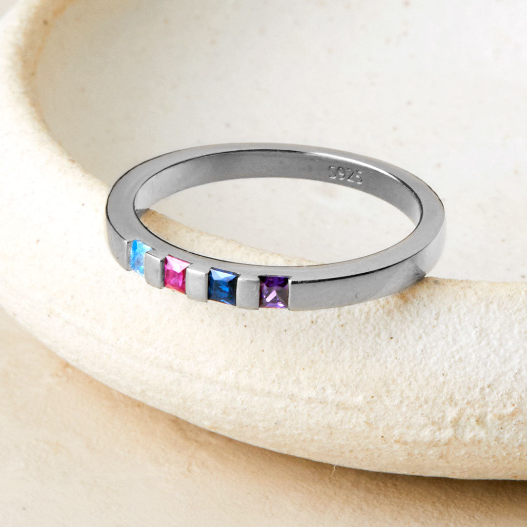 Anillo con piedra de nacimiento de corte princesa