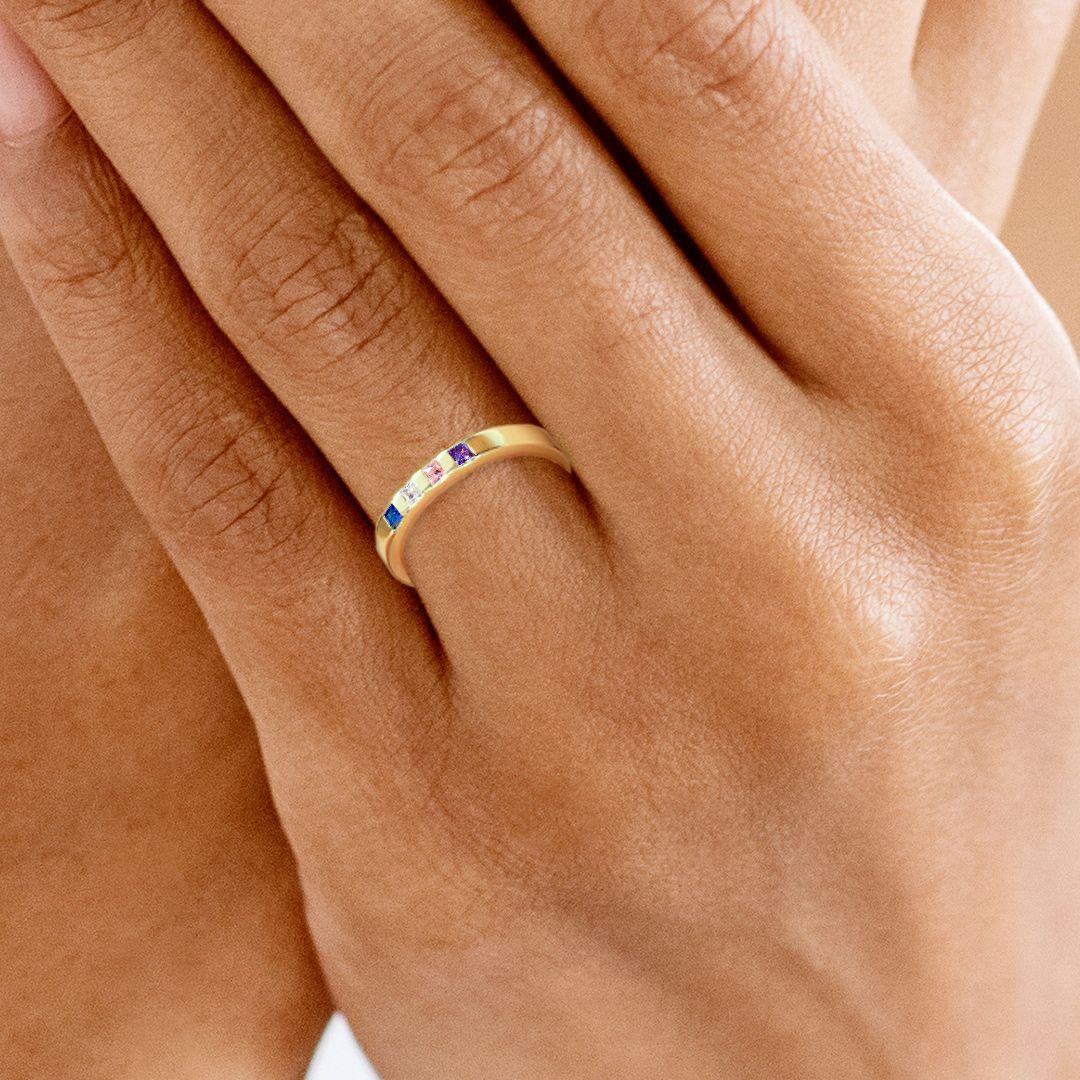 Anillo con piedra de nacimiento de corte princesa