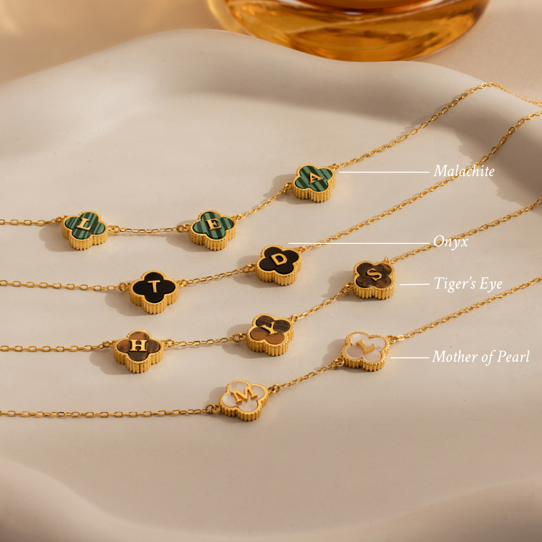 Collar con letra de trébol de piedras preciosas