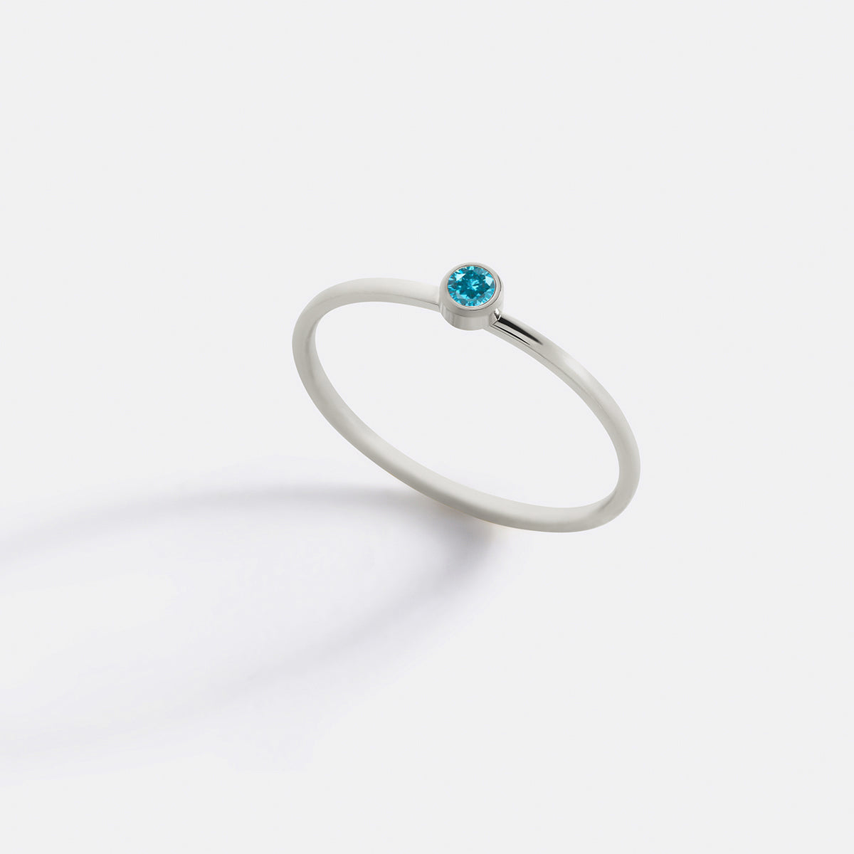 Anillo minimalista con piedras de nacimiento apilables | Anillo con engaste en bisel