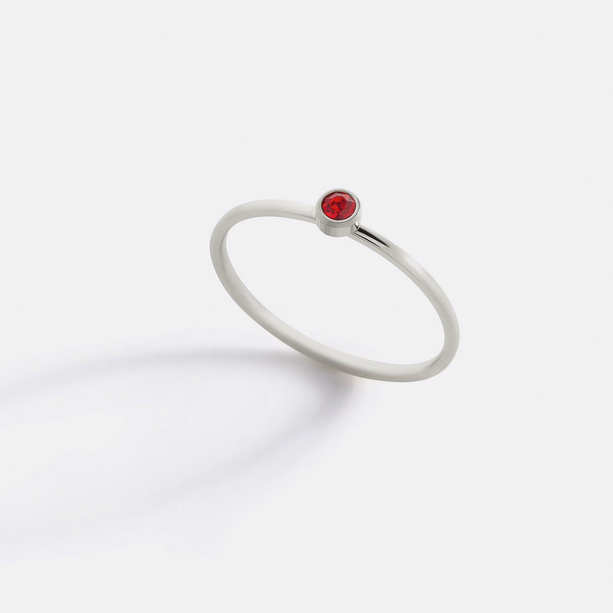 Anillo minimalista con piedras de nacimiento apilables | Anillo con engaste en bisel