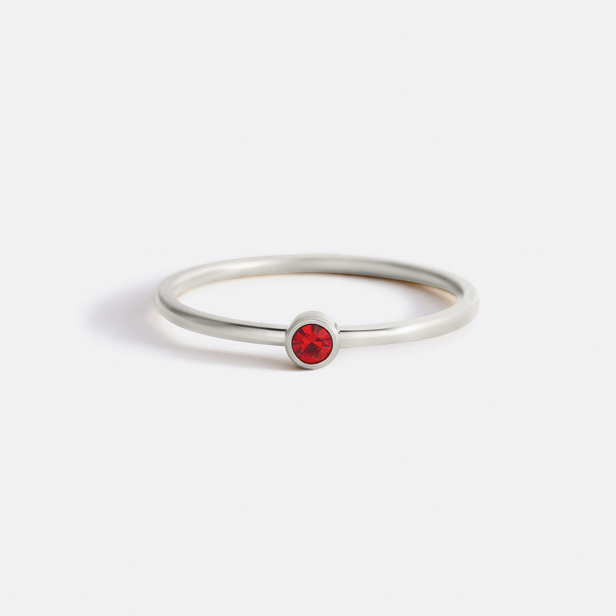 Anillo minimalista con piedras de nacimiento apilables | Anillo con engaste en bisel
