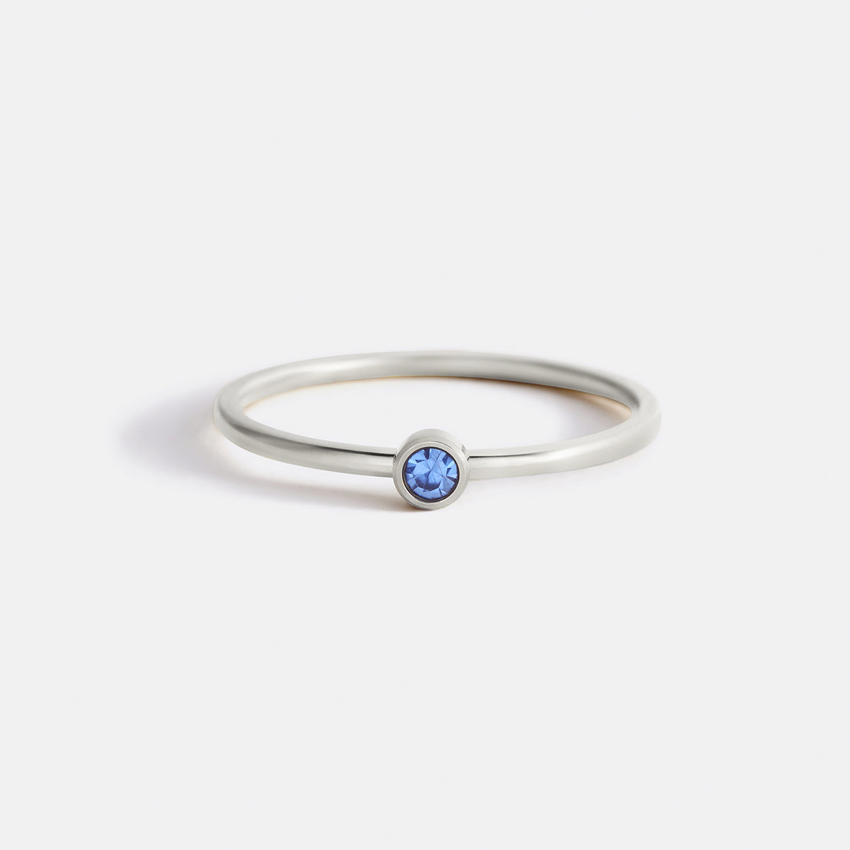 Anillo minimalista con piedras de nacimiento apilables | Anillo con engaste en bisel