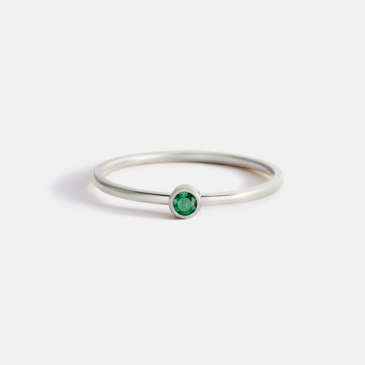 Anillo minimalista con piedras de nacimiento apilables | Anillo con engaste en bisel