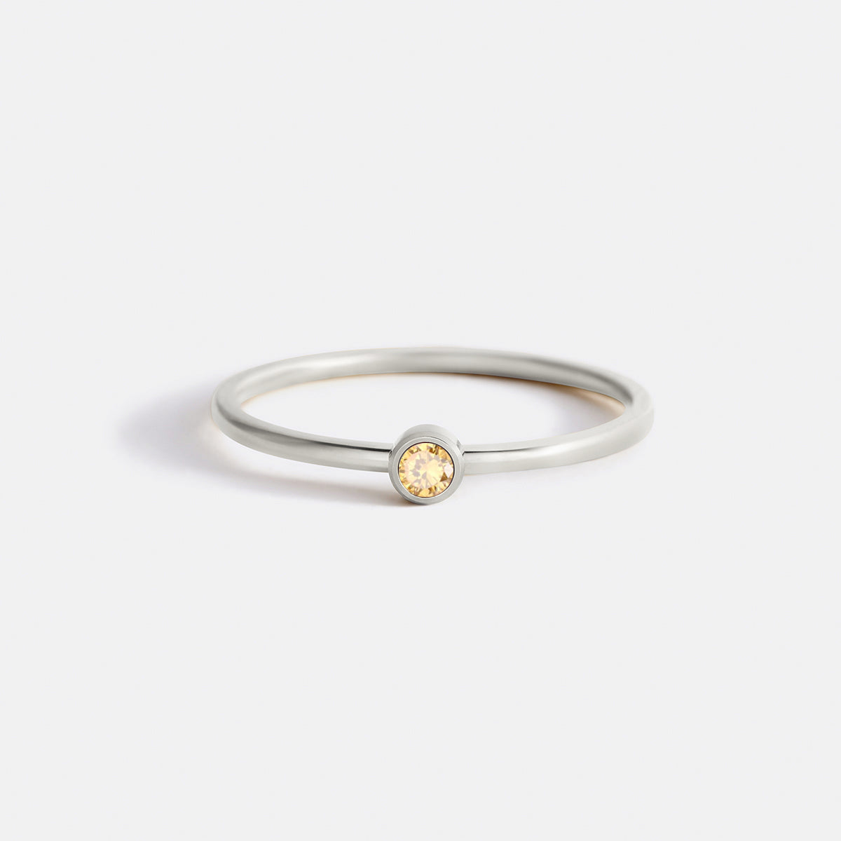 Anillo minimalista con piedras de nacimiento apilables | Anillo con engaste en bisel