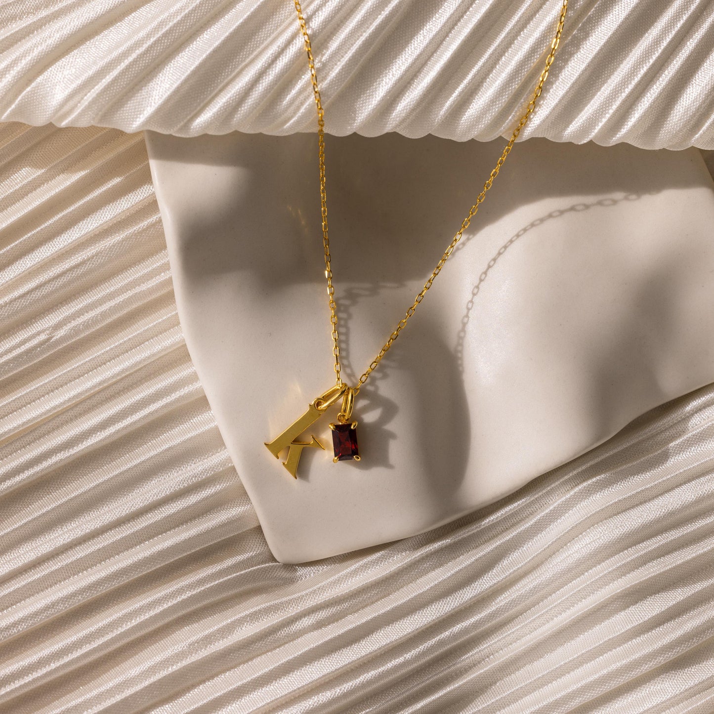 Collar con dije de piedra de nacimiento inicial