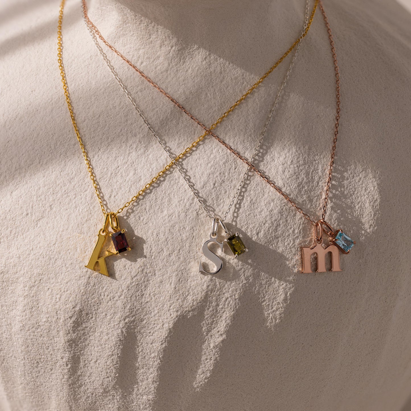 Collar con dije de piedra de nacimiento inicial