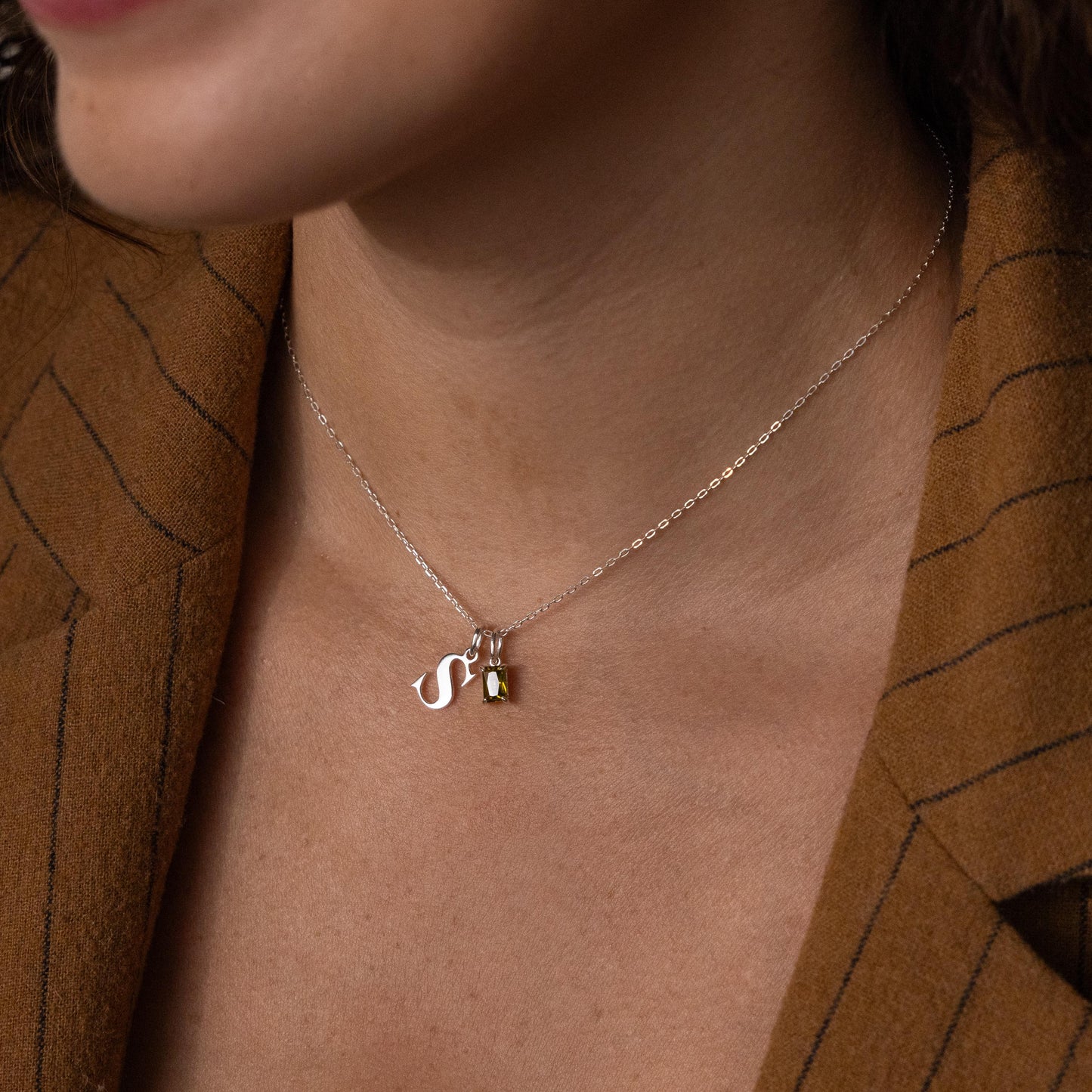 Collar con dije de piedra de nacimiento inicial