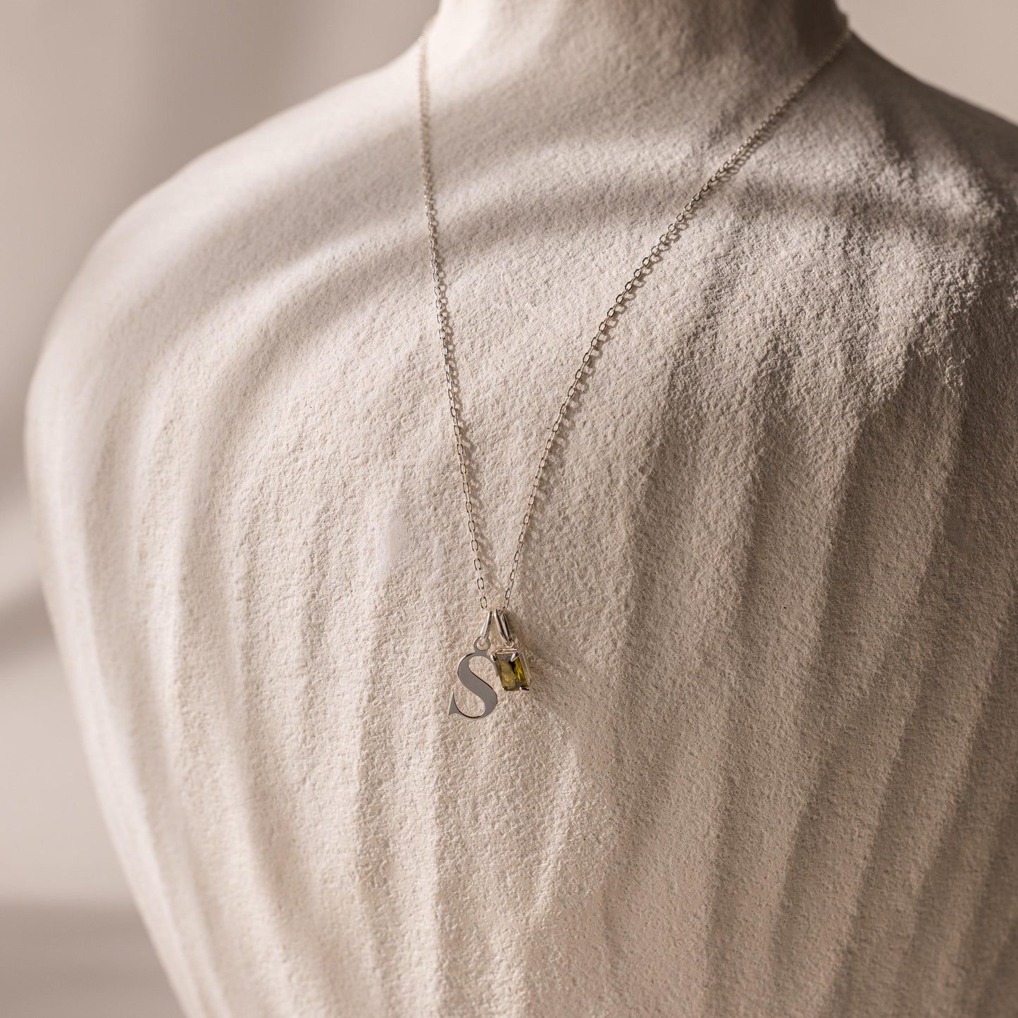 Collar con dije de piedra de nacimiento inicial
