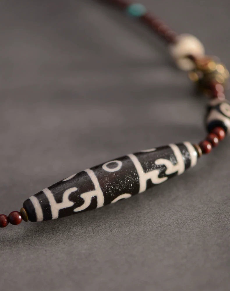 Handgefertigter lobulärer Anhänger aus tibetischen Dzi-Perlen aus lila Sandelholz