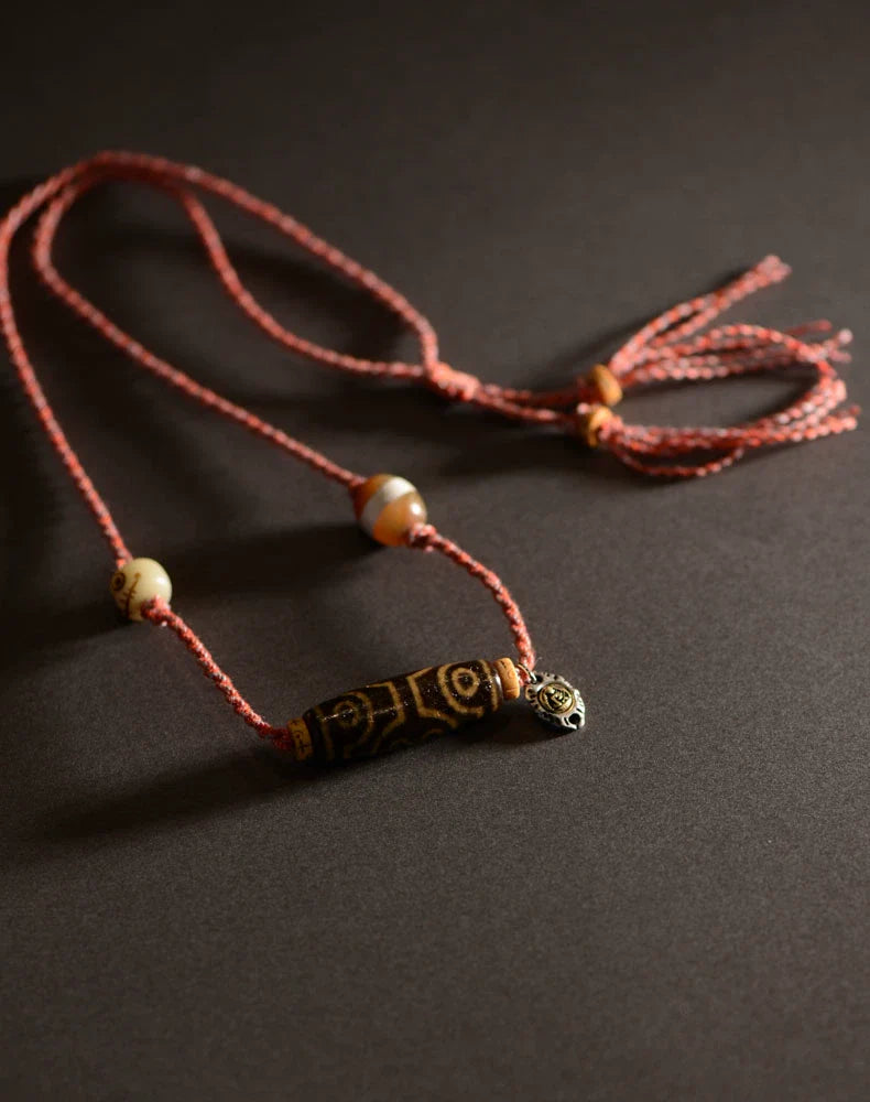 Handgefertigter tibetischer Dzi-Perlenanhänger aus Seil