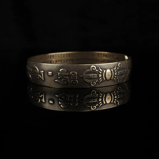 Tibetisches Kupferarmband mit sechssilbigen Mantras und Vajra-Stößeln