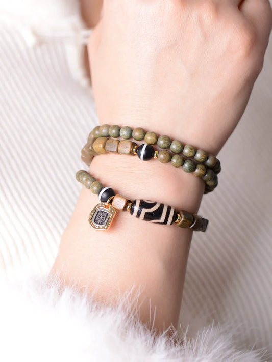 Grünes Sandelholz-Achat-Armband mit zweiäugigen Dzi-Perlen