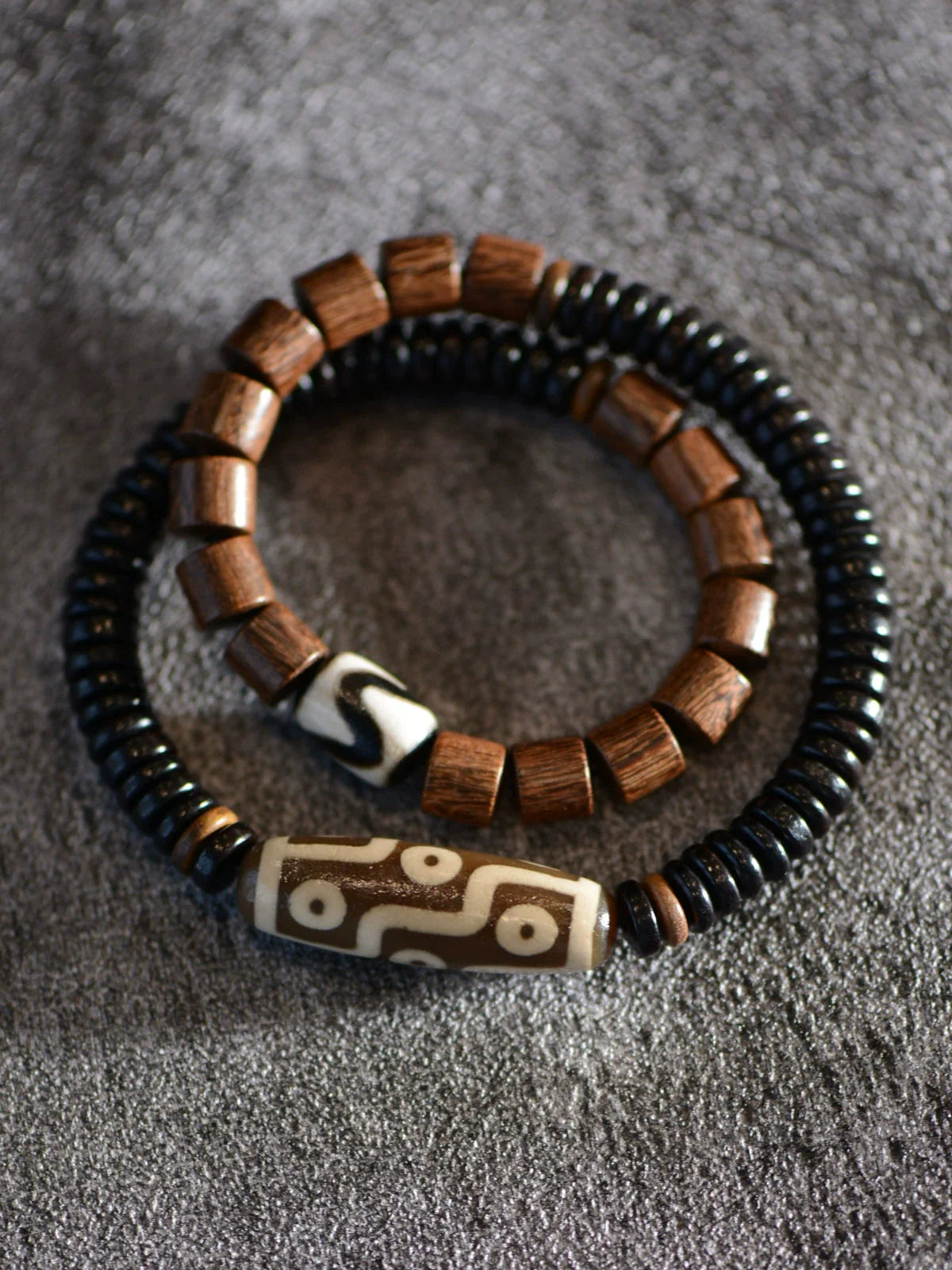 Doppellagiges Bettelarmband aus tibetischen Dzi-Perlen aus Ebenholz