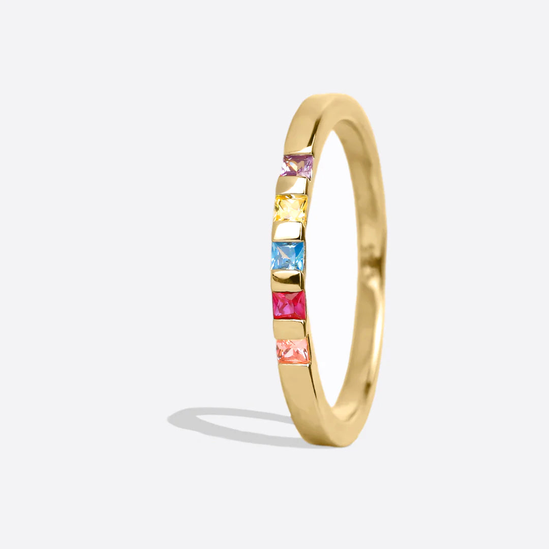 Anillo con piedra de nacimiento de corte princesa