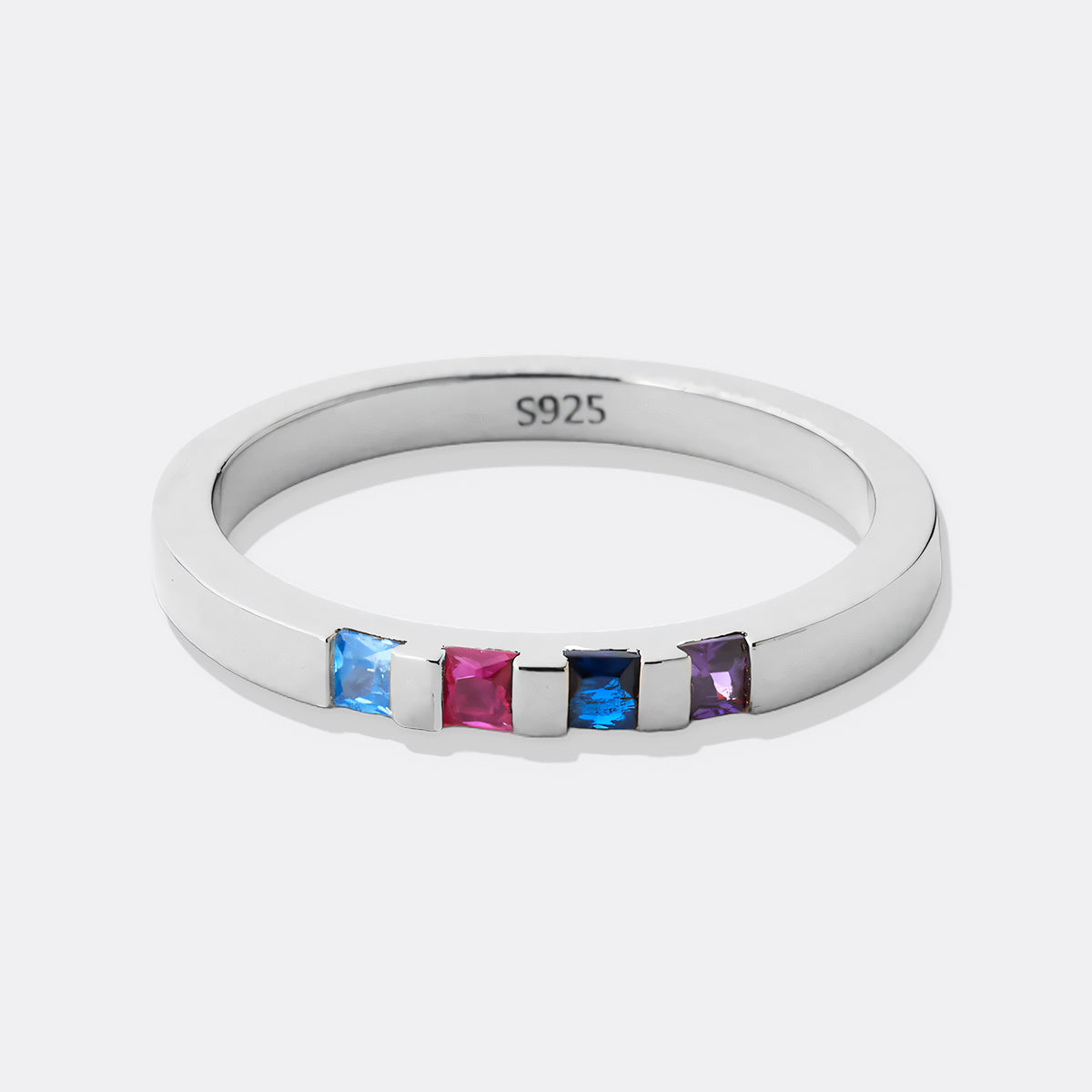 Anillo con piedra de nacimiento de corte princesa