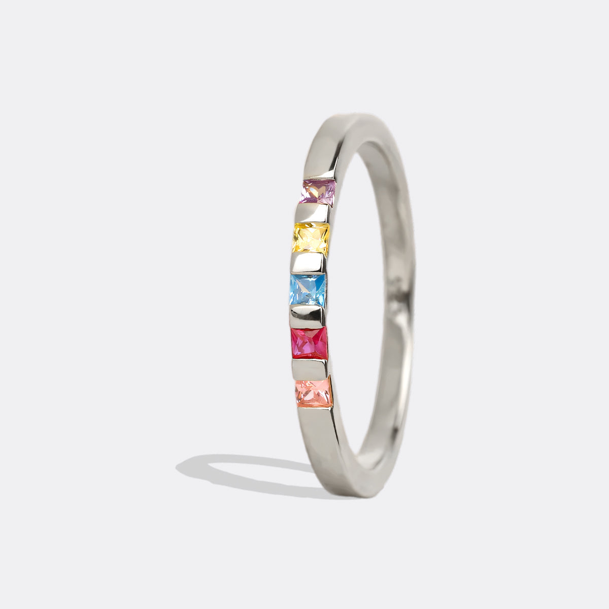 Anillo con piedra de nacimiento de corte princesa