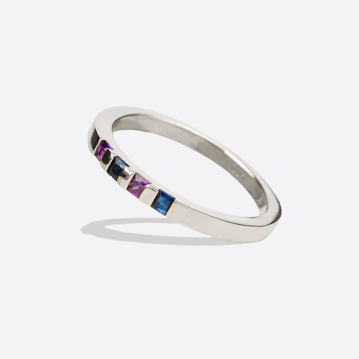 Anillo con piedra de nacimiento de corte princesa
