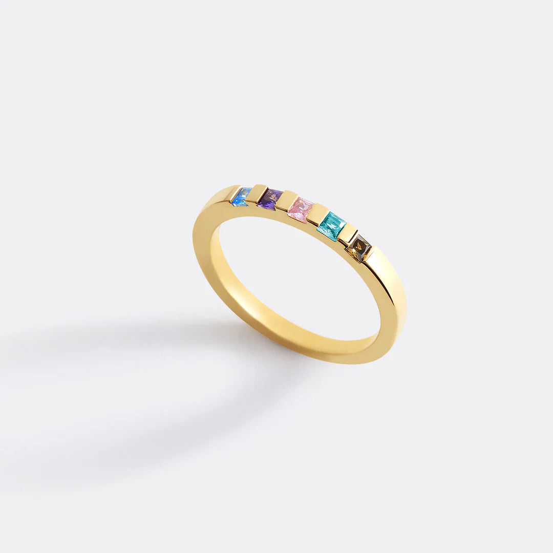 Anillo con piedra de nacimiento de corte princesa