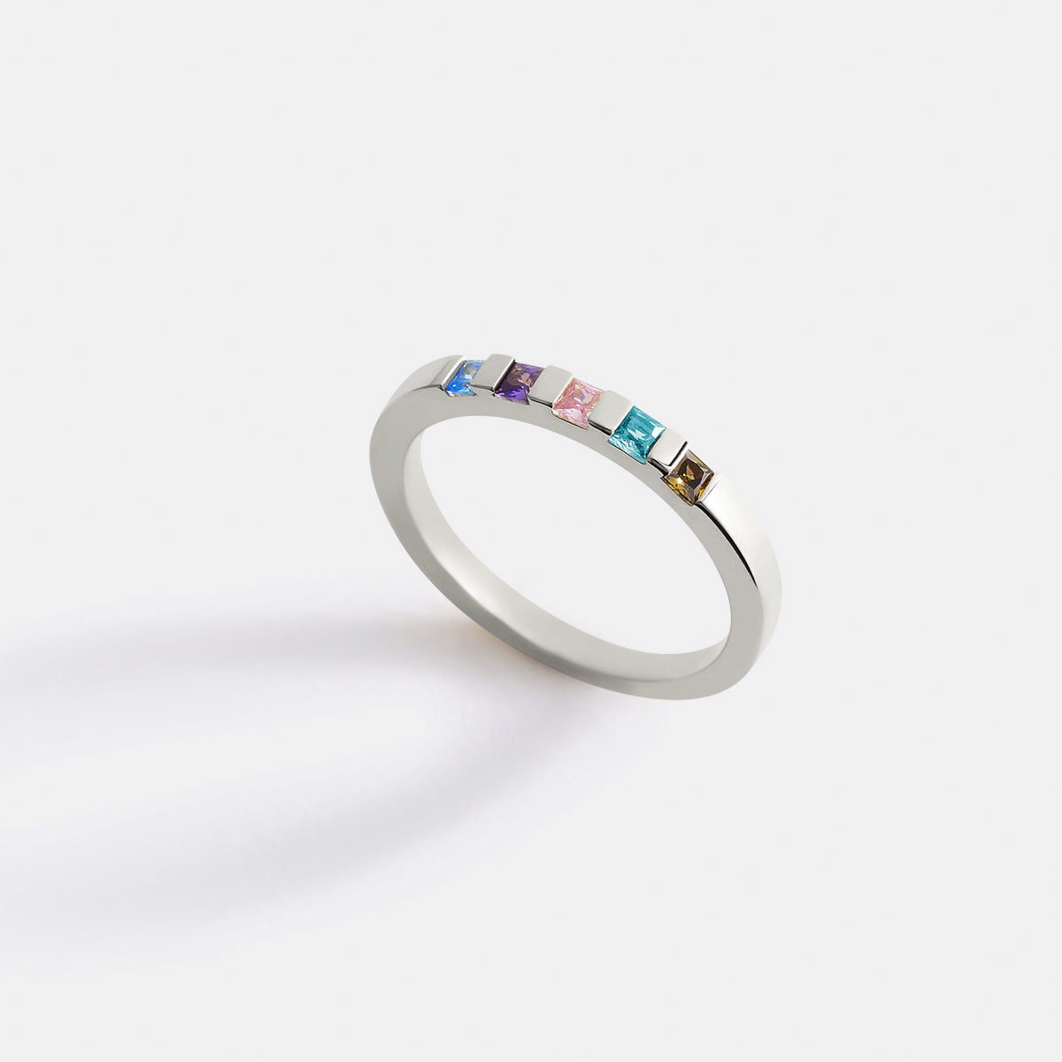 Anillo con piedra de nacimiento de corte princesa