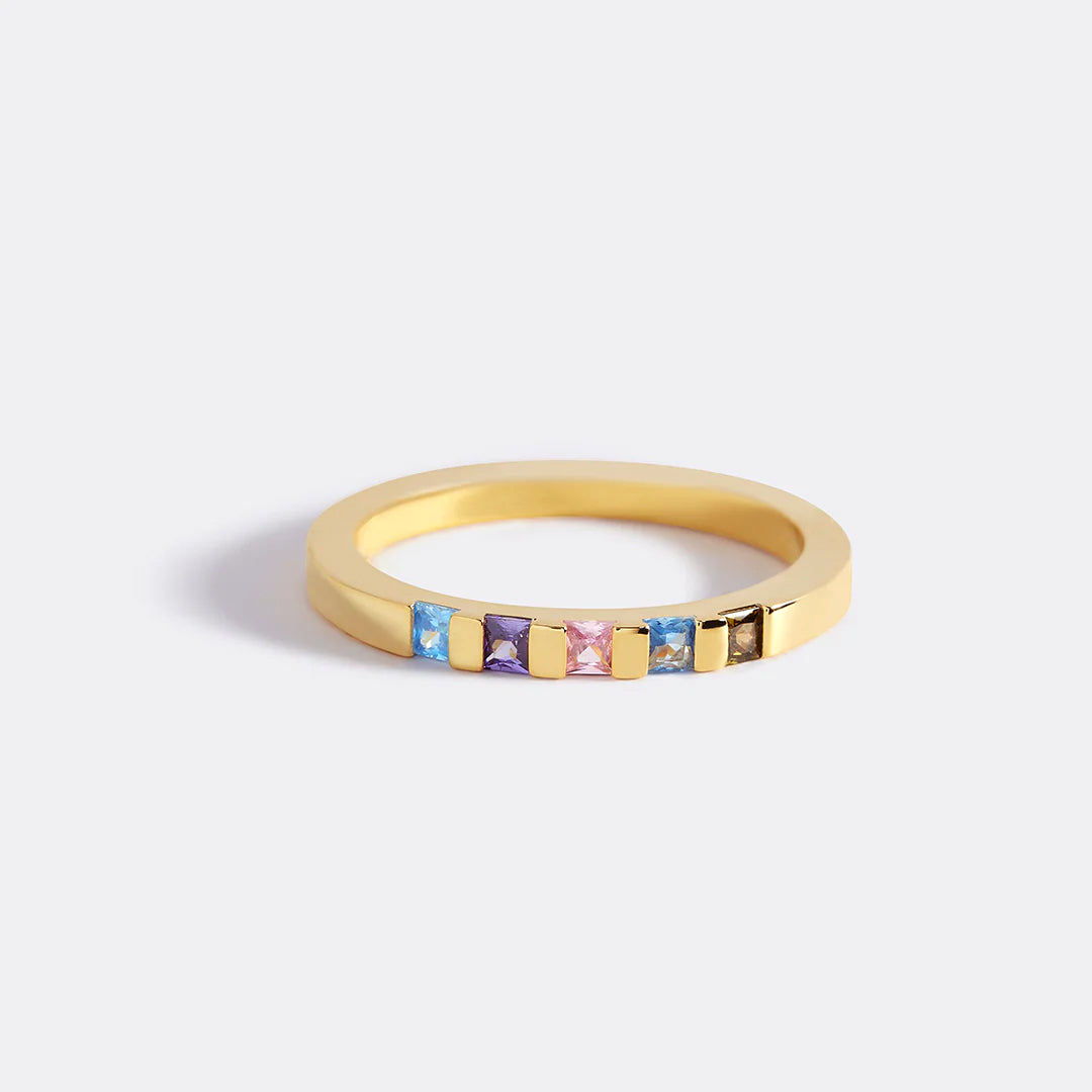 Anillo con piedra de nacimiento de corte princesa