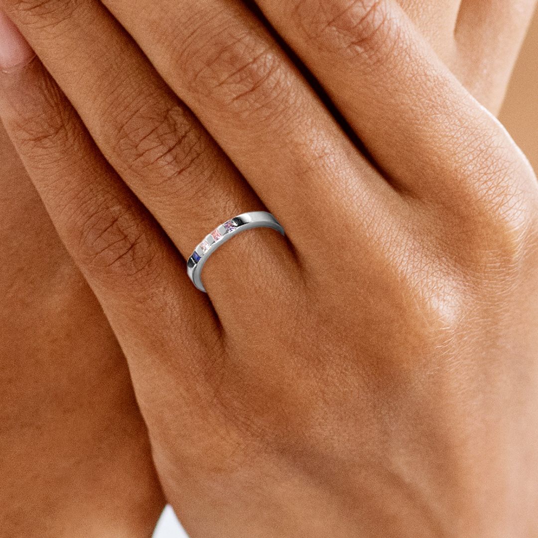 Anillo con piedra de nacimiento de corte princesa
