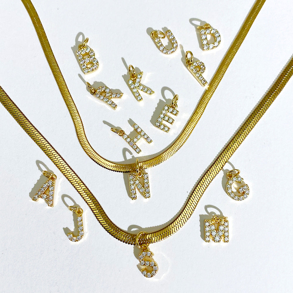 Collar con inicial de espiga