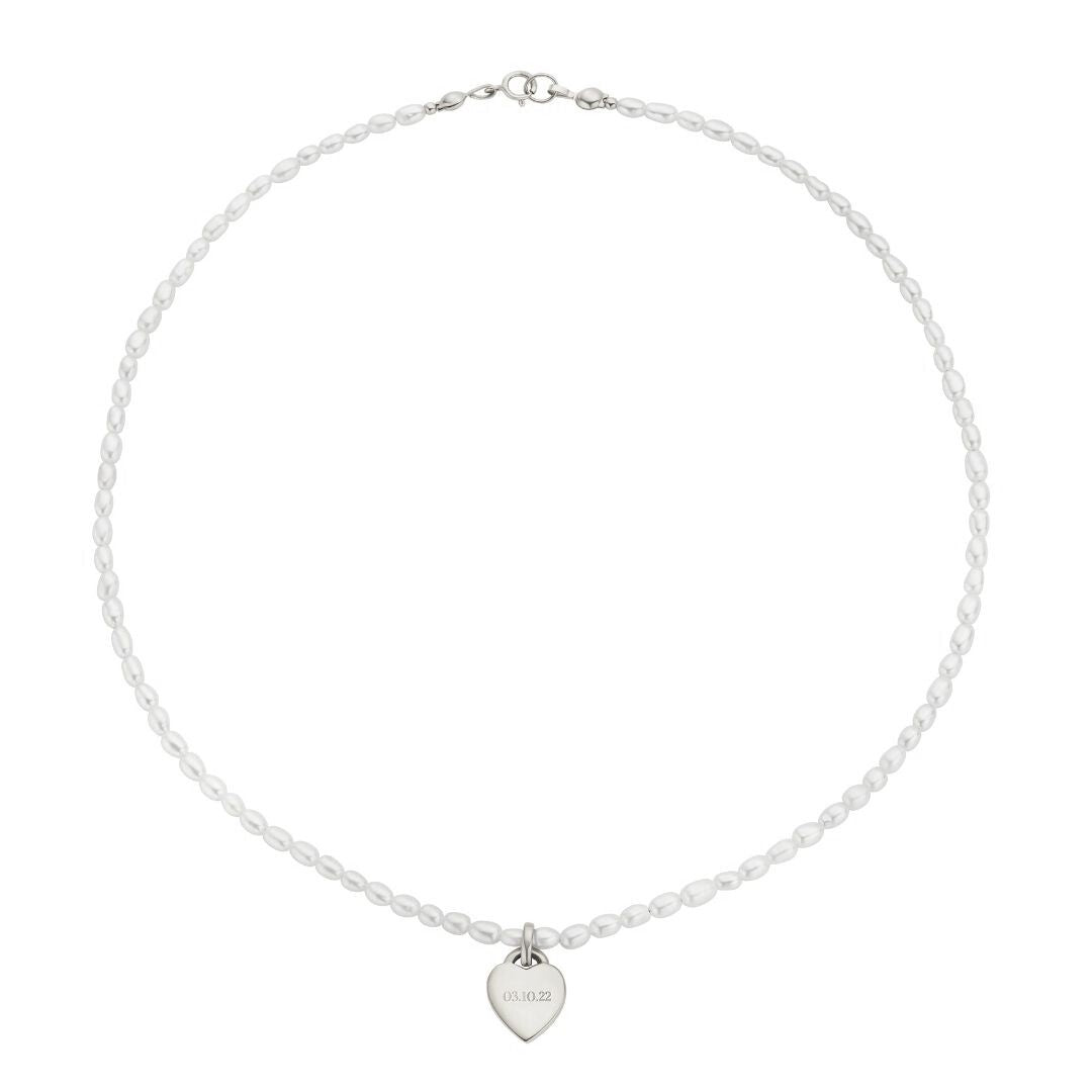 Collar de corazón con perla de semilla de plata grabada