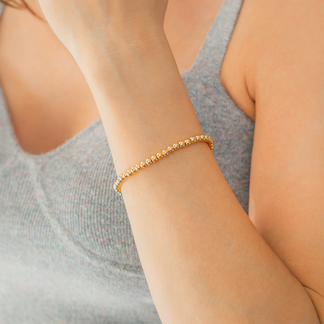Zierliches goldenes Stapelarmband