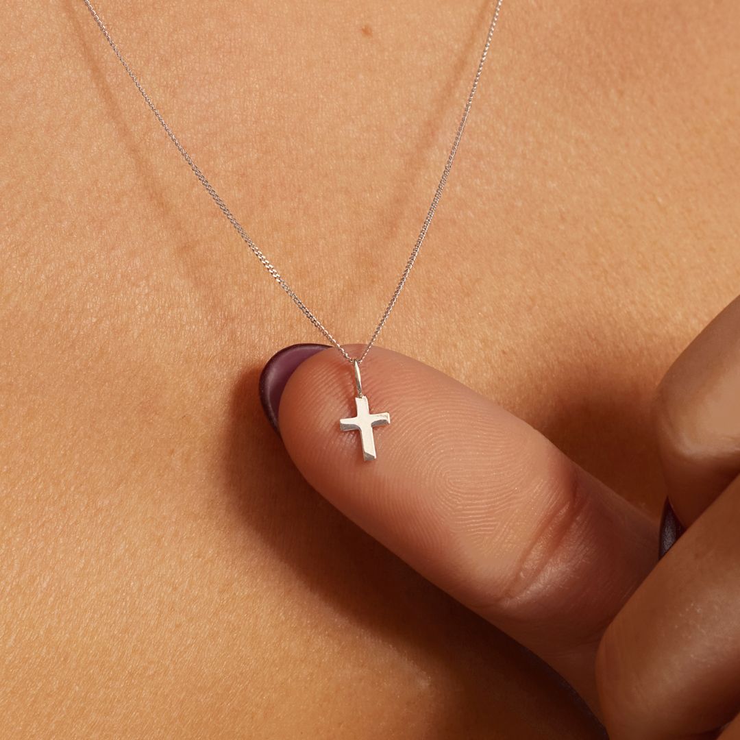 Massiver Weißgold-Charm mit kleinem Kreuz