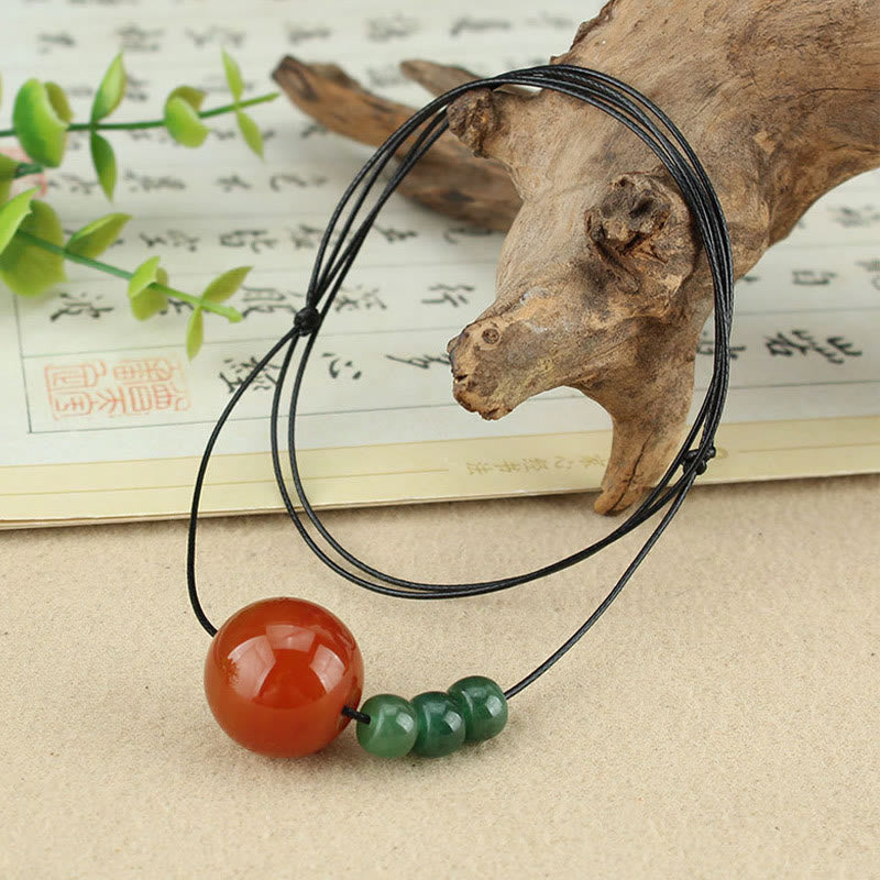 Collar con colgante de cuerda de cuero con cuentas de semillas de Bodhi verdes, ágata roja y aventurina verde, piedras de Buda